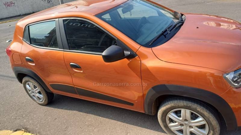 RENAULT - KWID - 2021/2022 - Laranja - R$ 49.500,00