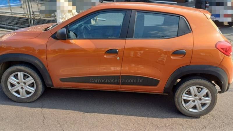 RENAULT - KWID - 2021/2022 - Laranja - R$ 49.500,00